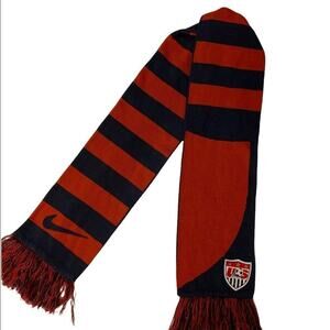 Nike USA soccer football futbol red and navy blue scarf in EUC. No flaws!